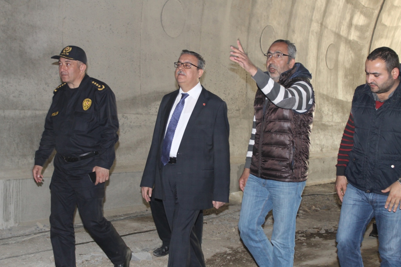 Vali Su, yeni Şırnak-Cizre karayolunda inceleme yaptı Vali Su, yeni Şırnak-Cizre karayolunda inceleme yaptı